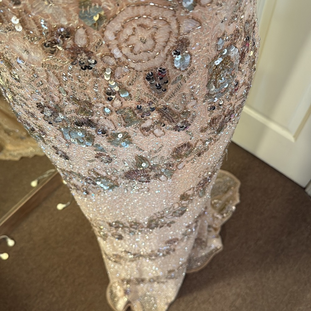 MAC DUGGAL
Pink Embellished Bateau Neck Cap Sleeve Floral Beaded Trumpet Gown - Picture 8 of 17